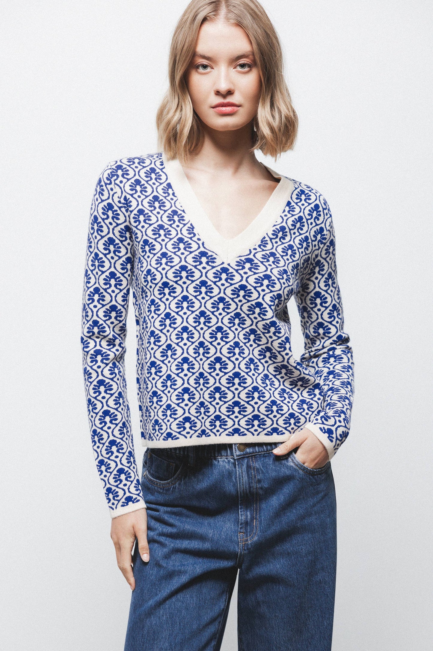 Maglione jacquard con motivo geometrico e scollo a V