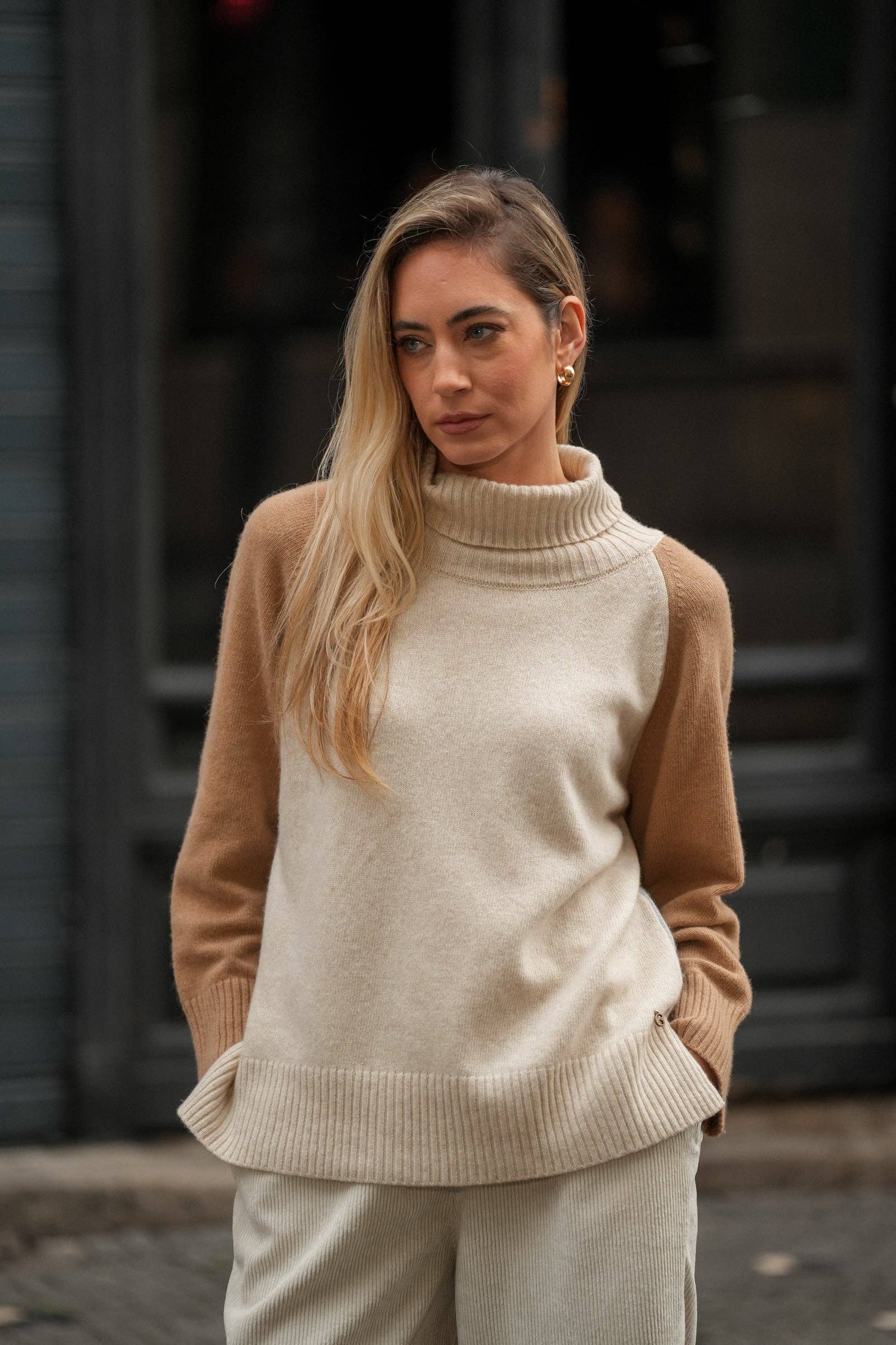 Maglia bicolore in lana e cashmere con collo alto