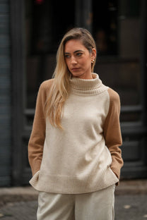 Maglia bicolore in lana e cashmere con collo alto