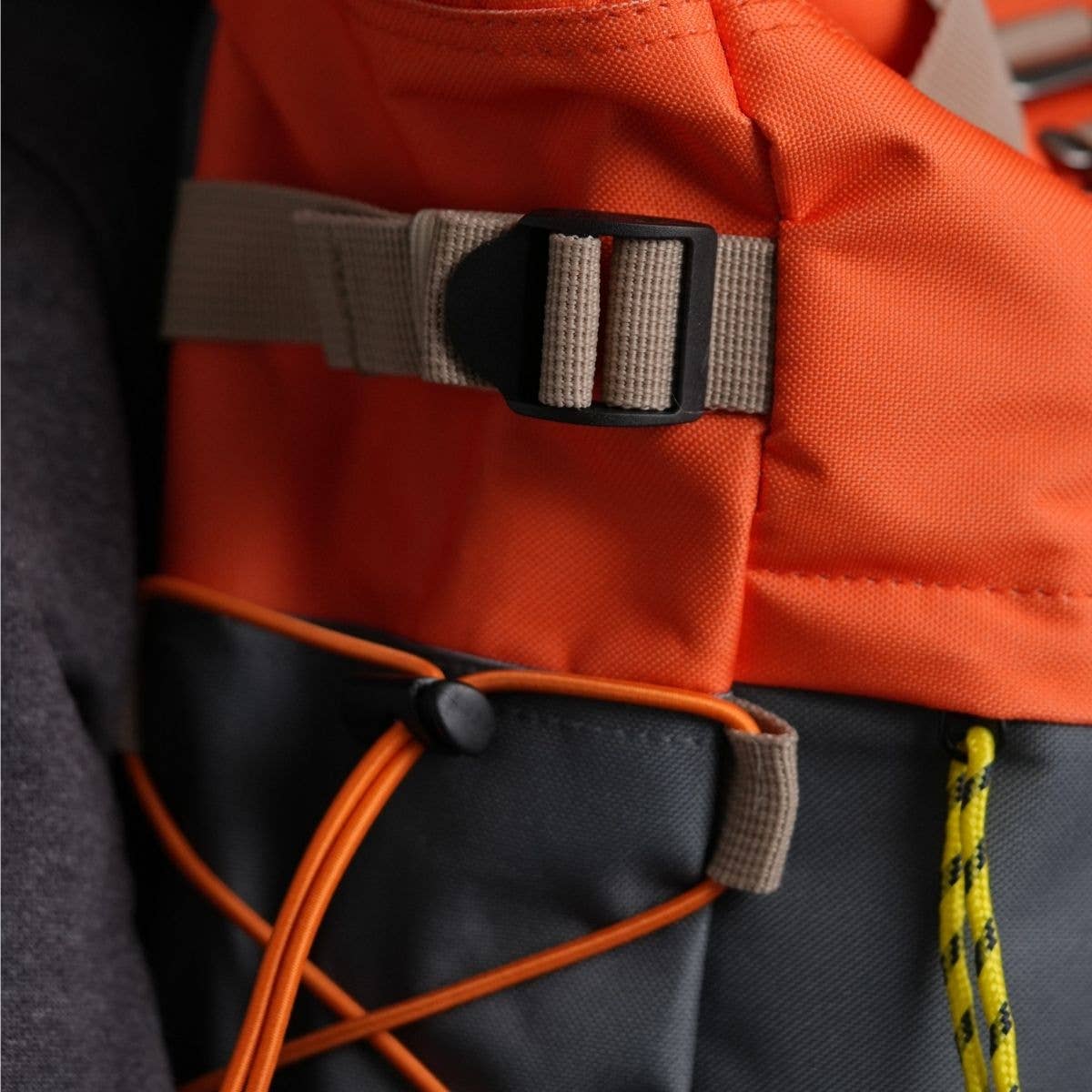 Zaino rolltop in poliestere riciclato arancione e grigio