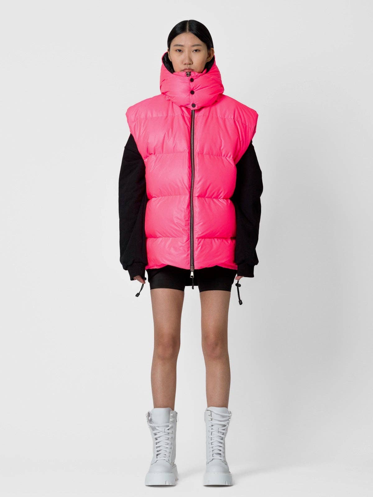 Gilet over imbottito con cappuccio removibile e logo