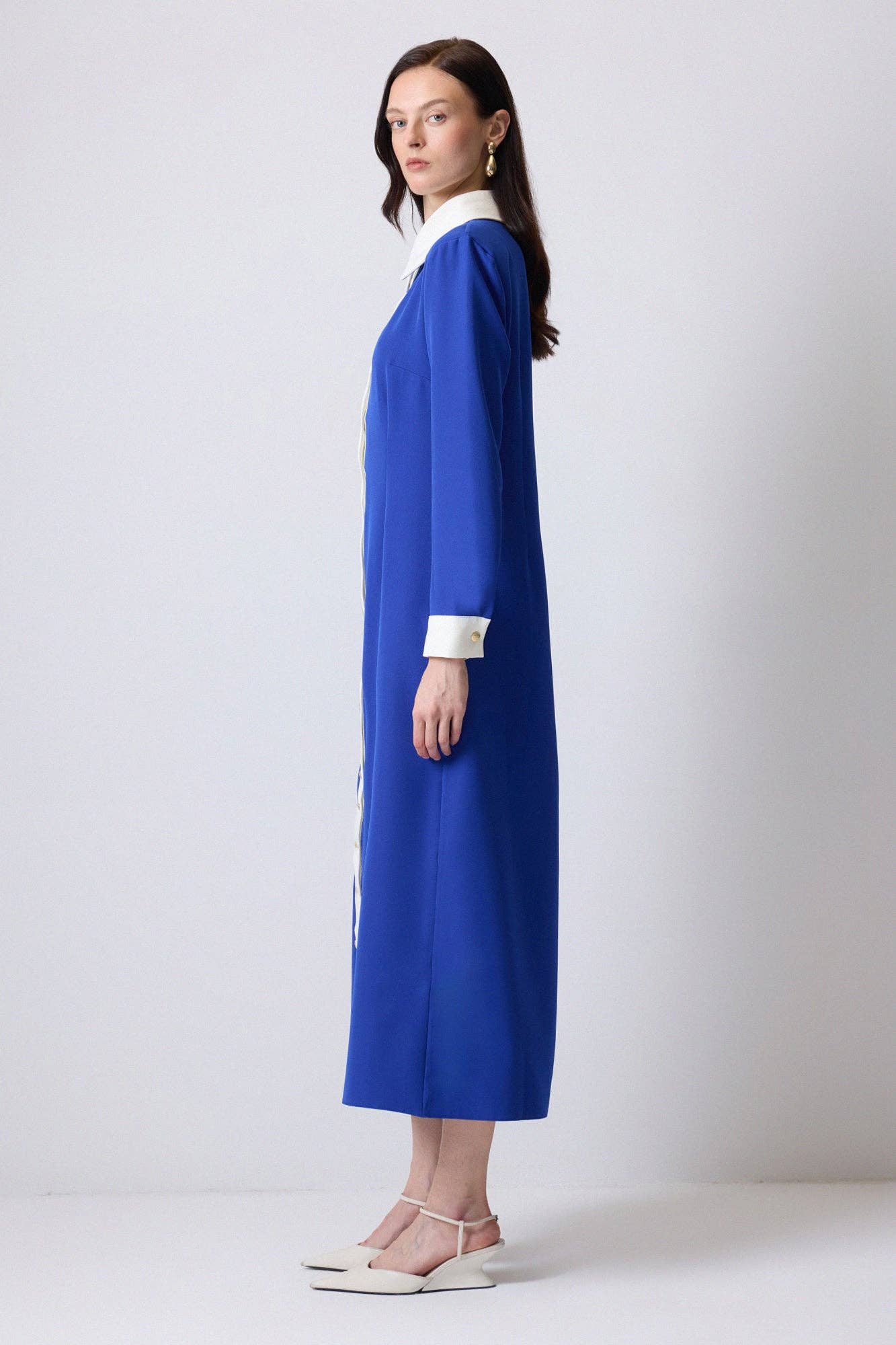Abito camicia in crêpe blu con bordi a contrasto