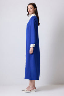 Abito camicia in crêpe blu con bordi a contrasto