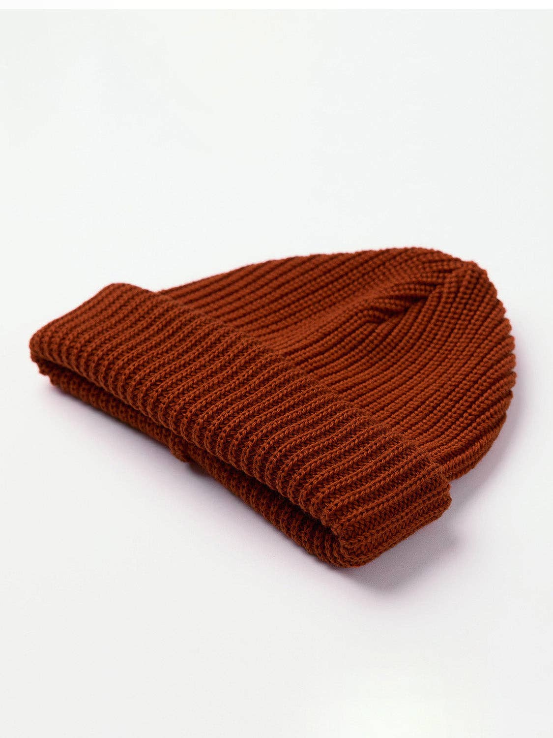 Berretto in lana merino a coste color ruggine