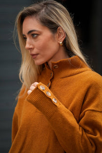 Maglione in lana con collo alto e bottoni