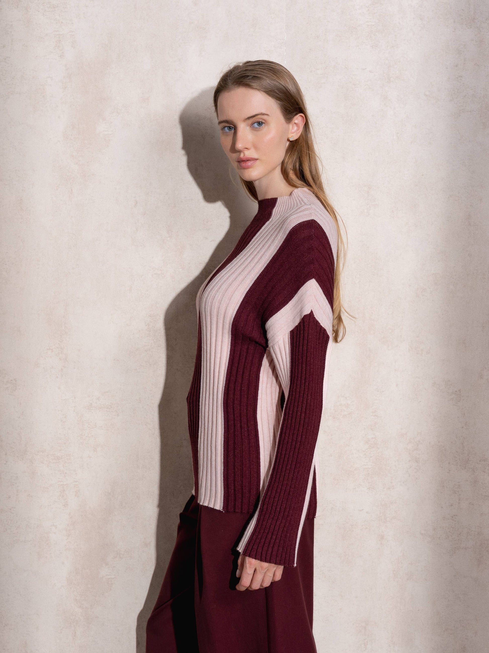 Maglione a collo alto a righe in maglia