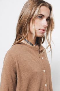 Cardigan in maglia rasata con bottoni a contrasto