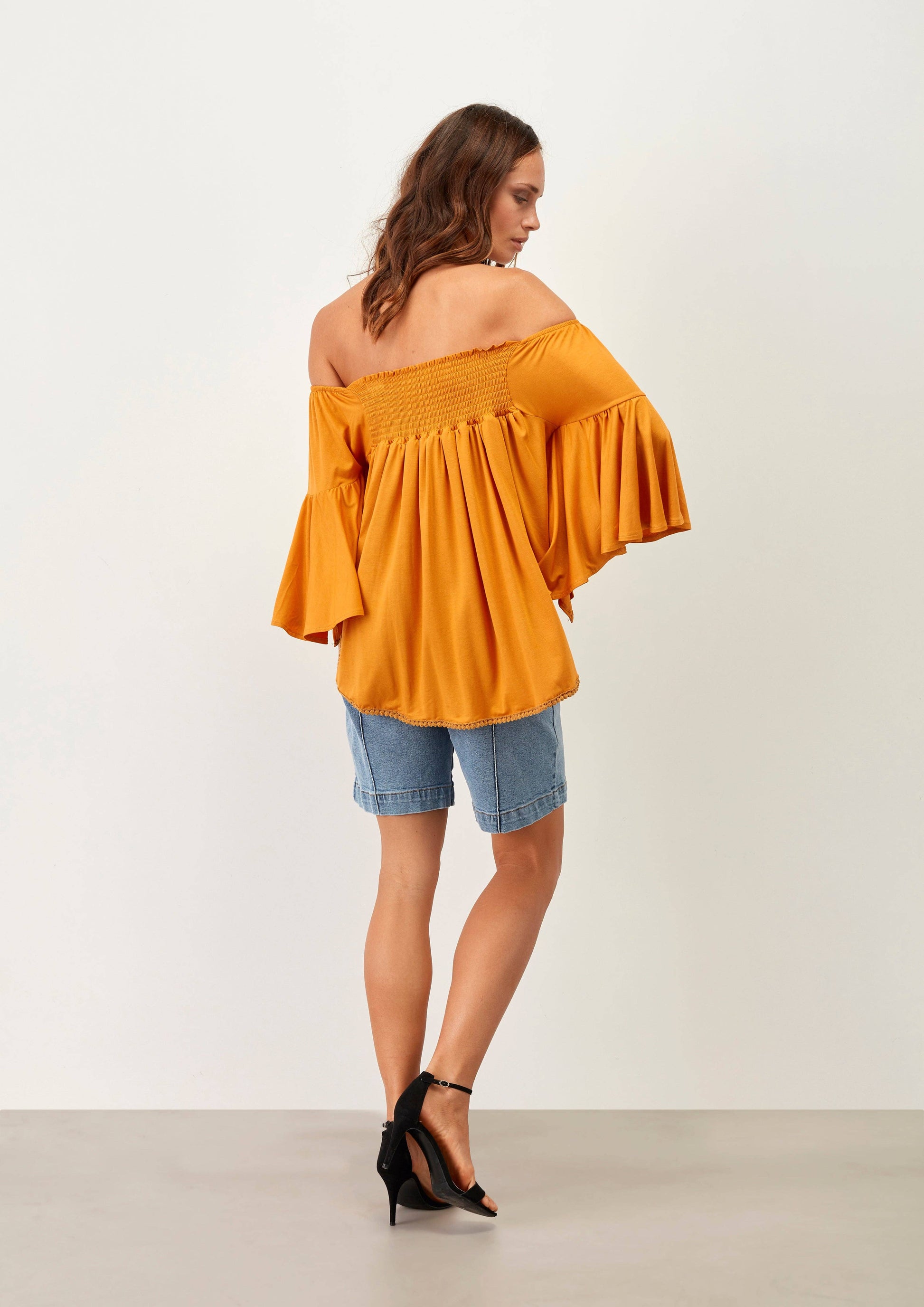 Blusa elasticizzata off-shoulder con maniche a volant