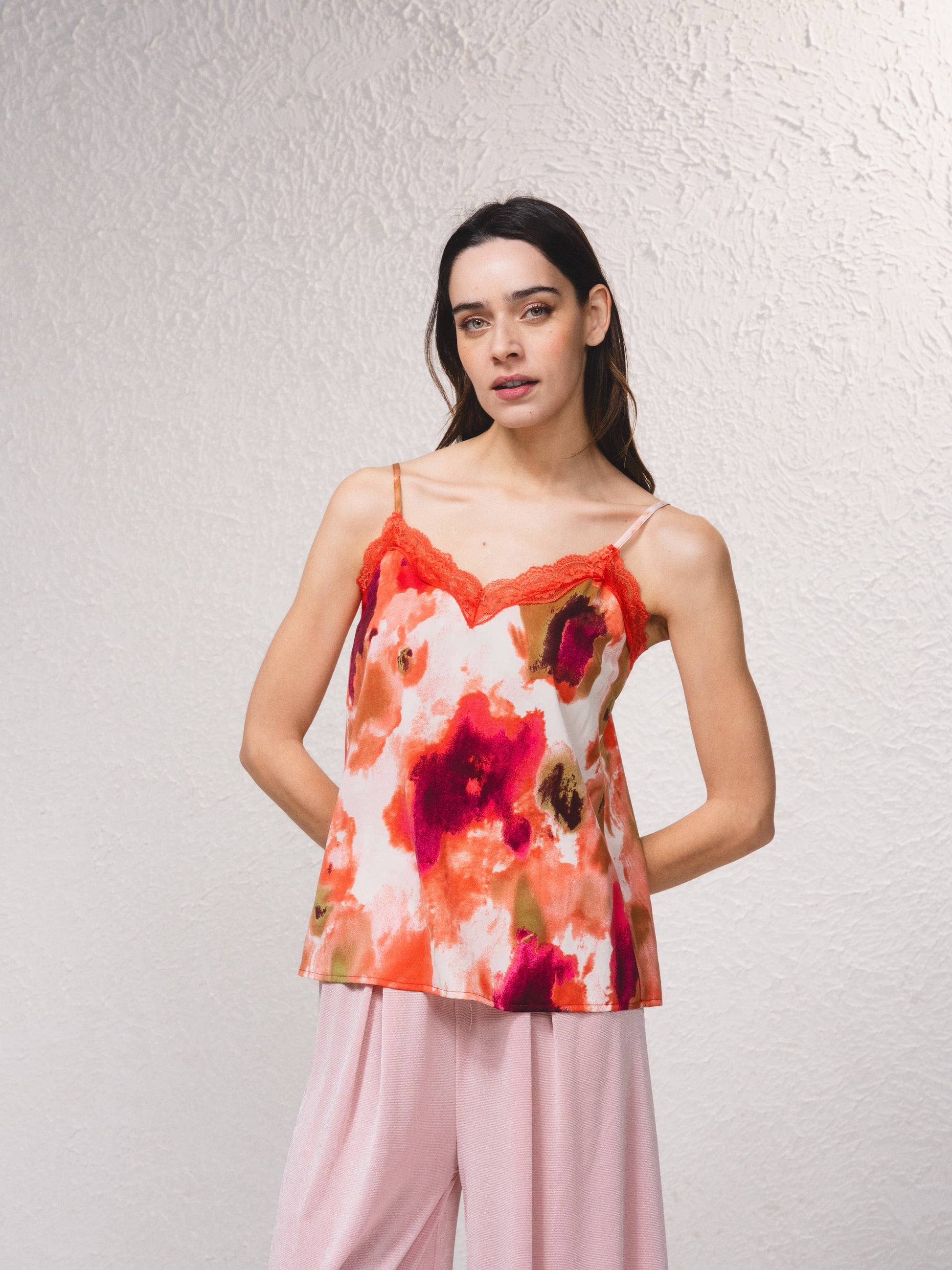 Top stampato con pizzo e scollo a V