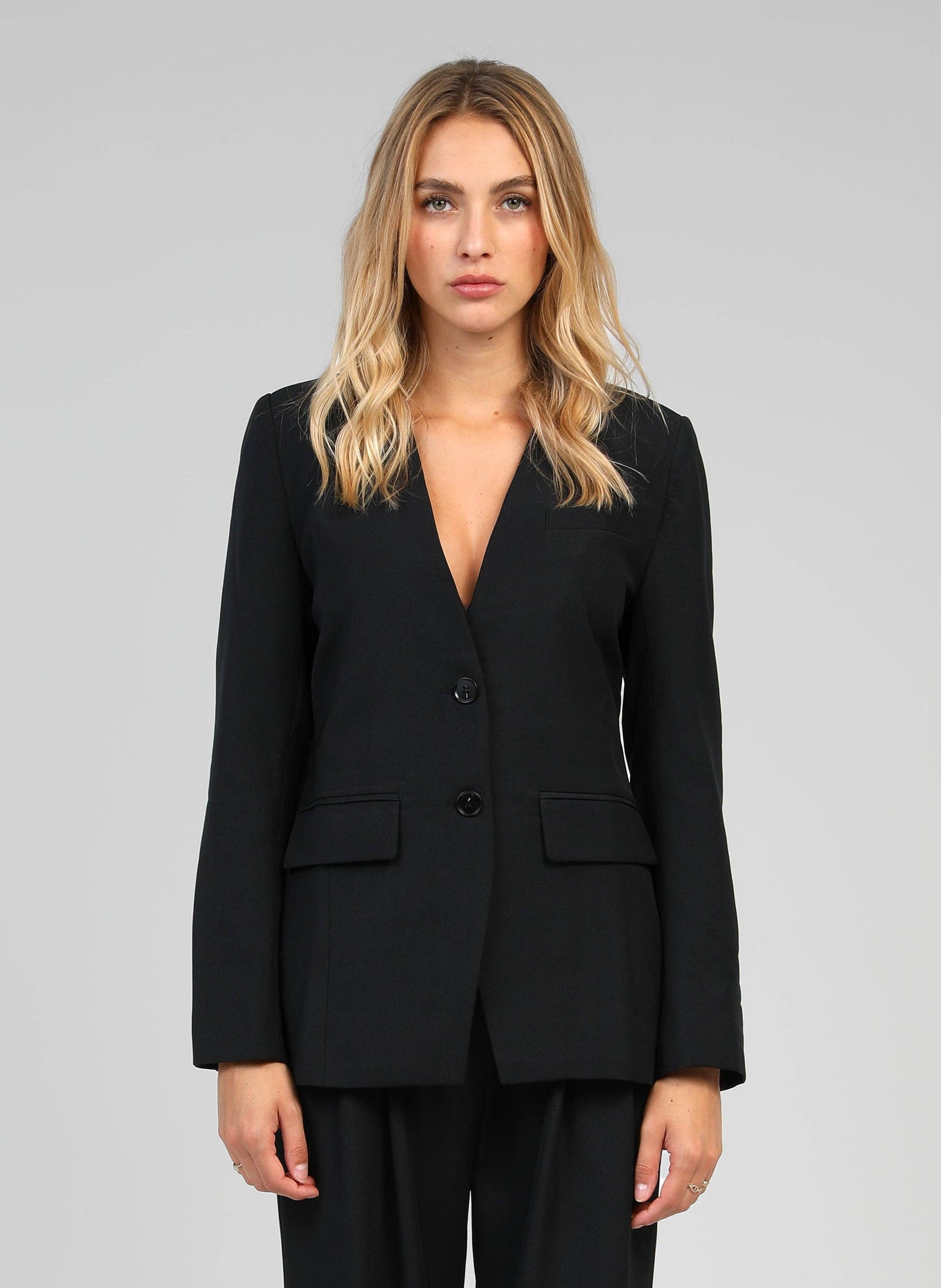 Blazer nero aderente con scollo a V