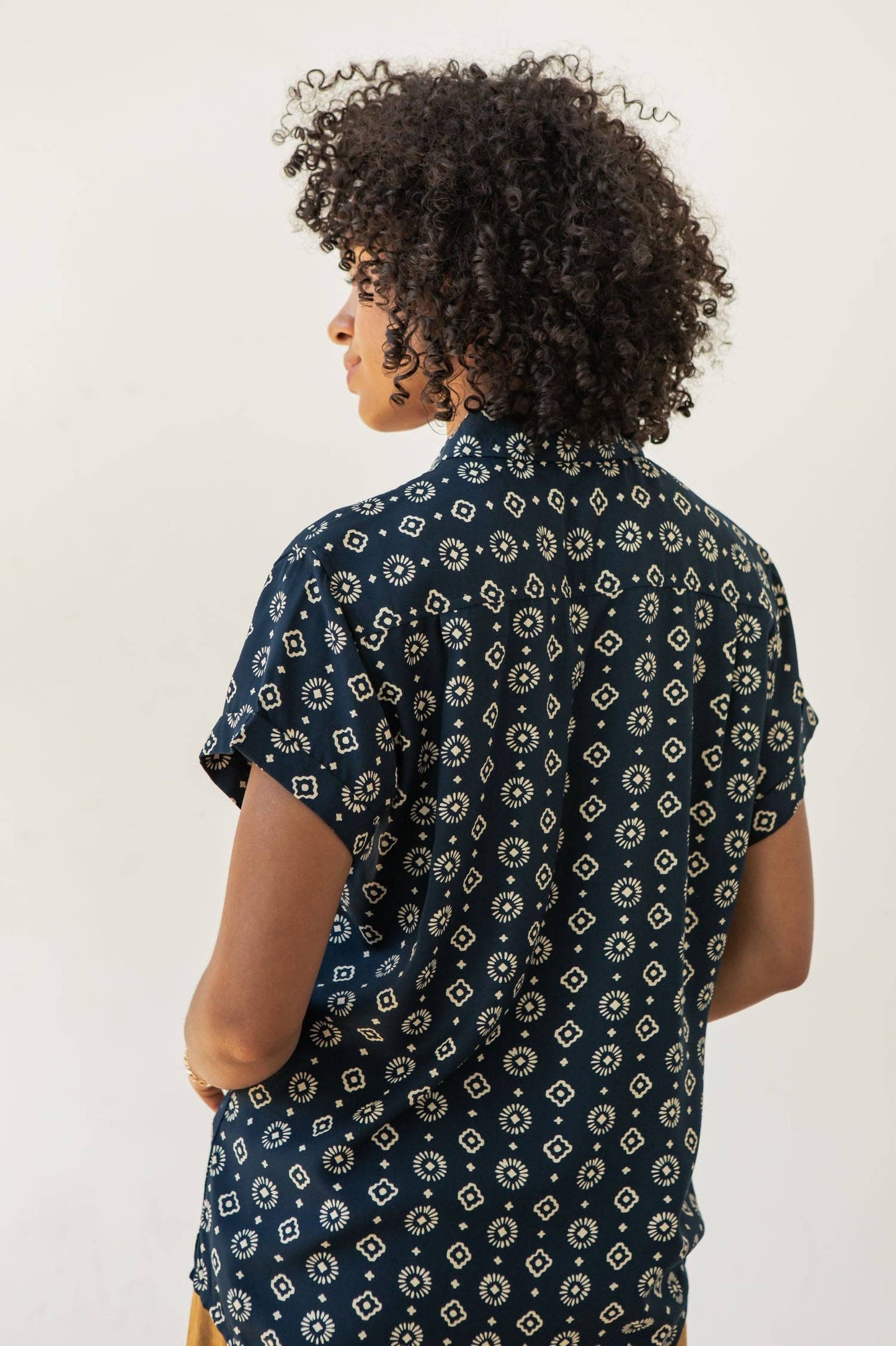 Camicia Bea a maniche corte con fantasia blu notte