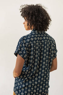 Camicia Bea a maniche corte con fantasia blu notte