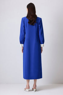 Abito camicia in crêpe blu con bordi a contrasto