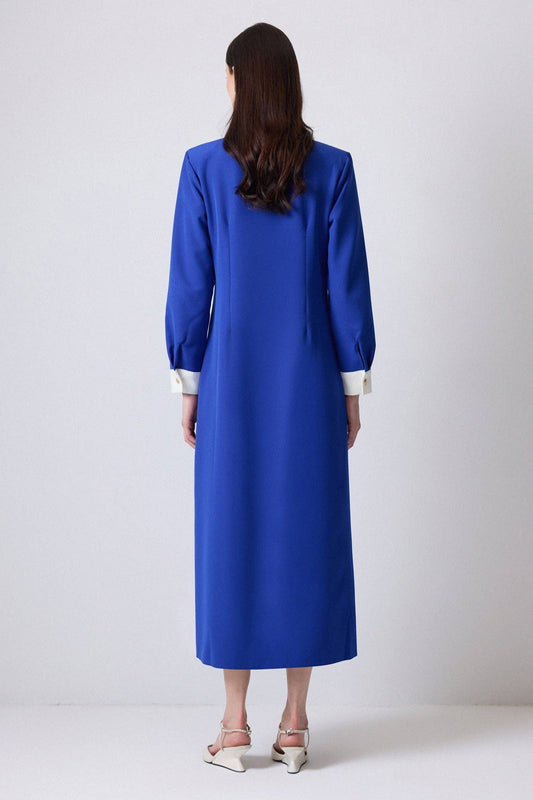 Abito camicia in crêpe blu con bordi a contrasto