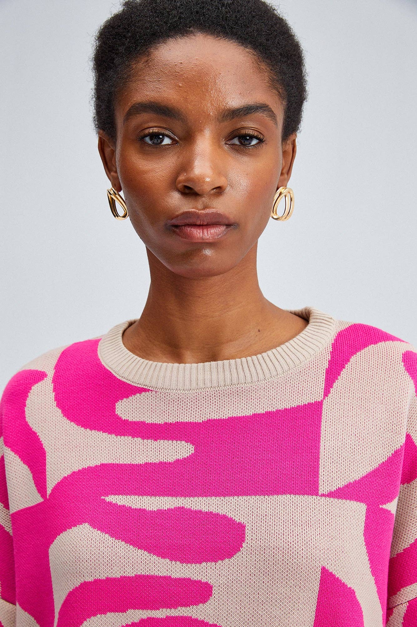 Maglione oversize in maglia con fantasia astratta rosa e beige