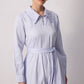 Abito camicia maxi azzurro con cintura e colletto con zip