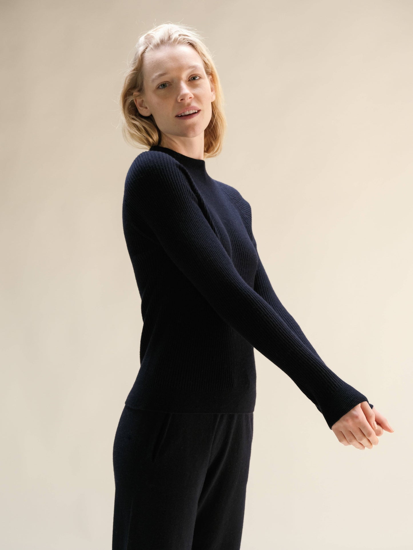 Maglione a costine con collo a lupetto in misto cashmere
