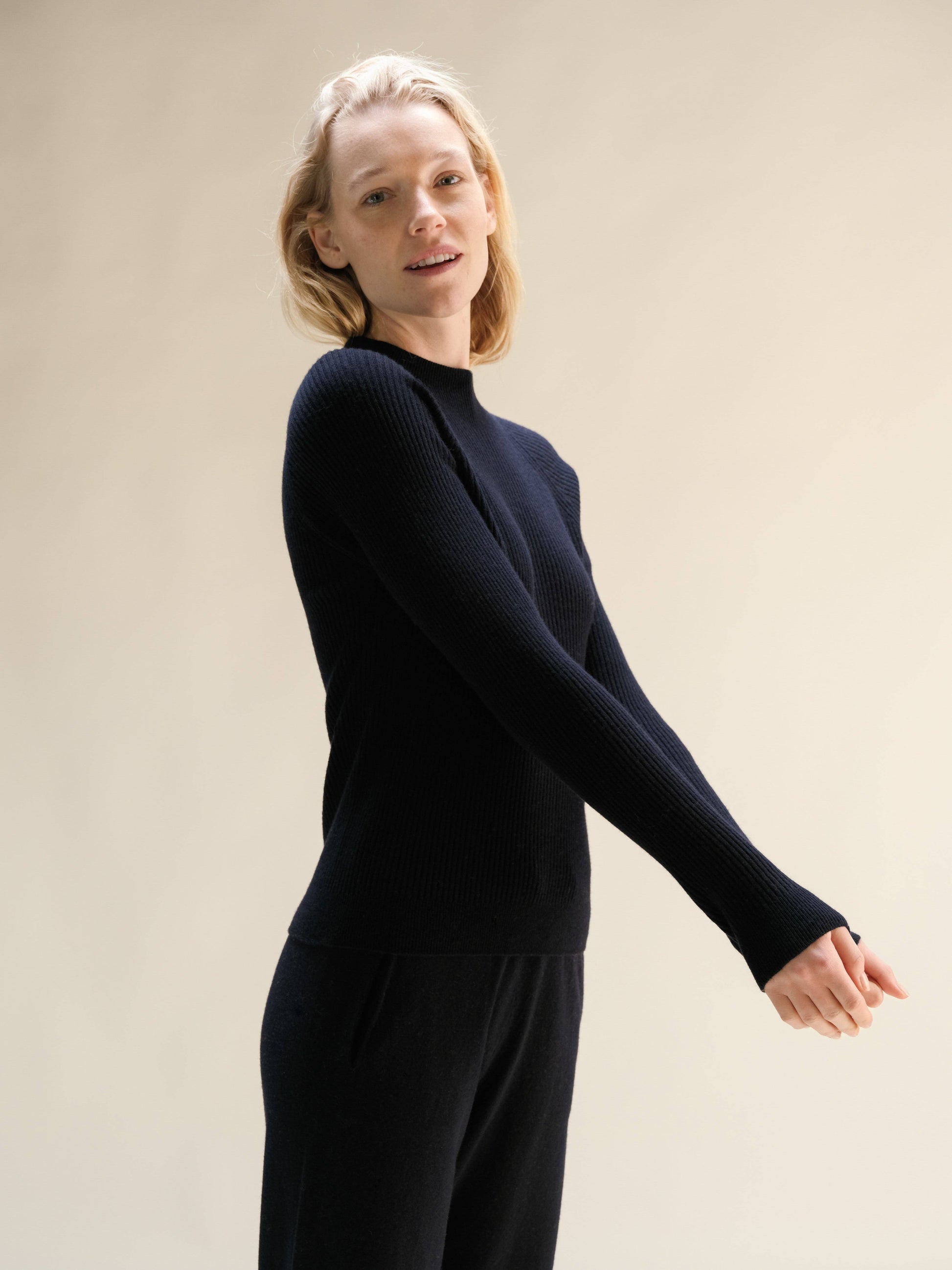 Maglione a costine con collo a lupetto in misto cashmere