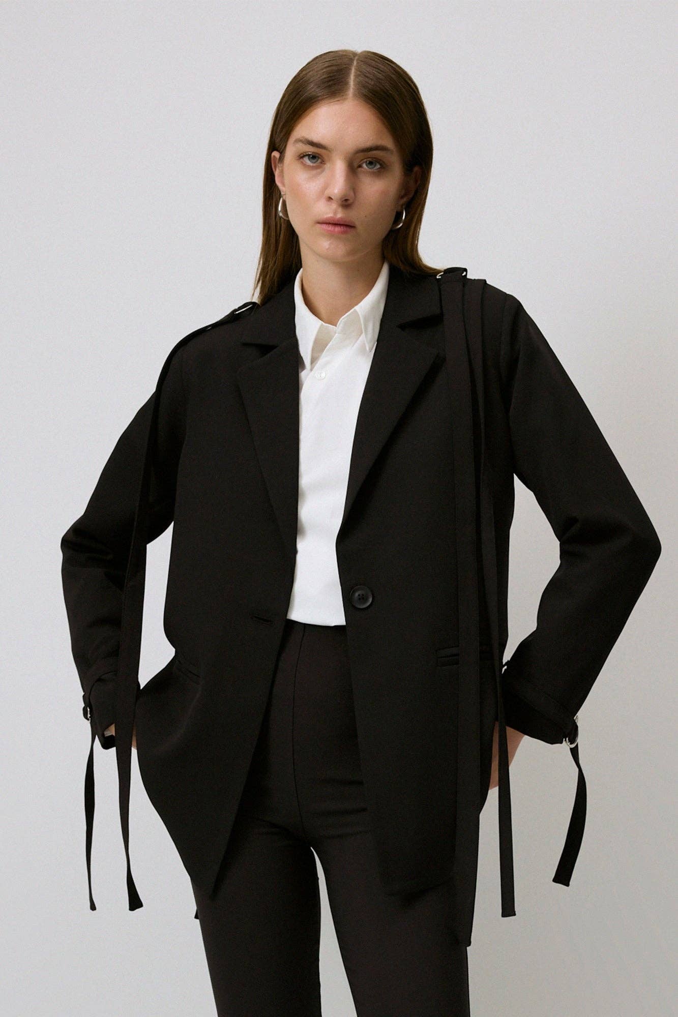 Blazer nero con dettagli metallici
