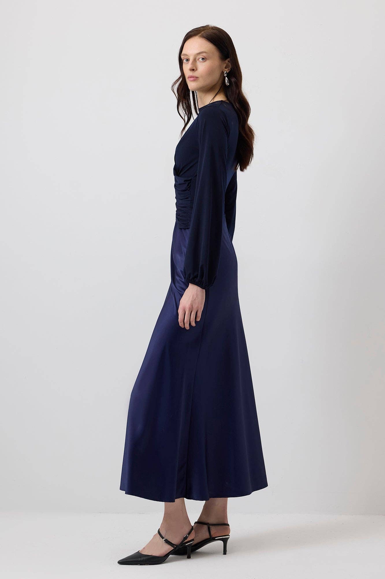 Abito lungo blu navy drappeggiato con maniche a palloncino