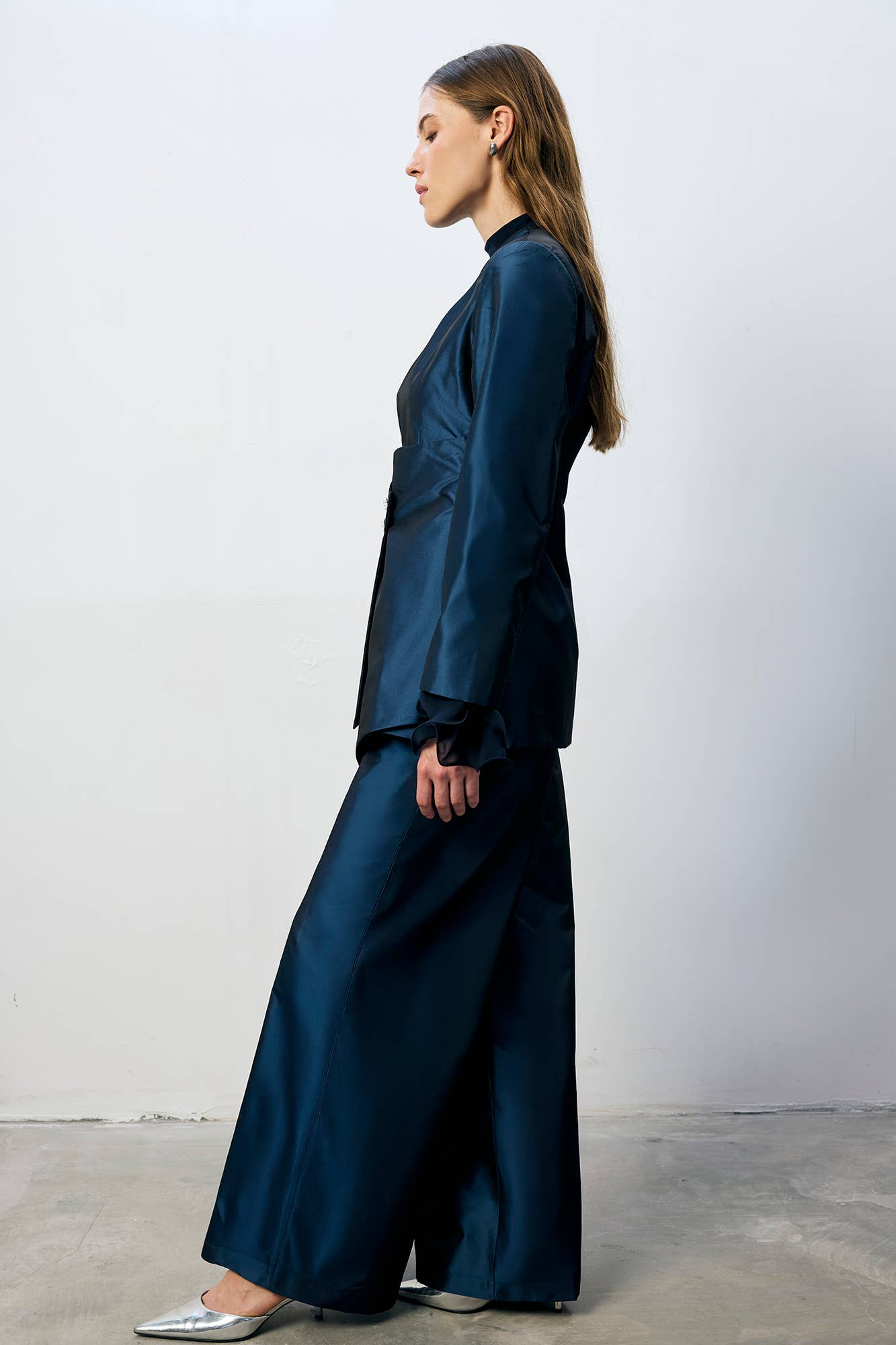 Completo donna blu navy con giacca asimmetrica e pantaloni palazzo