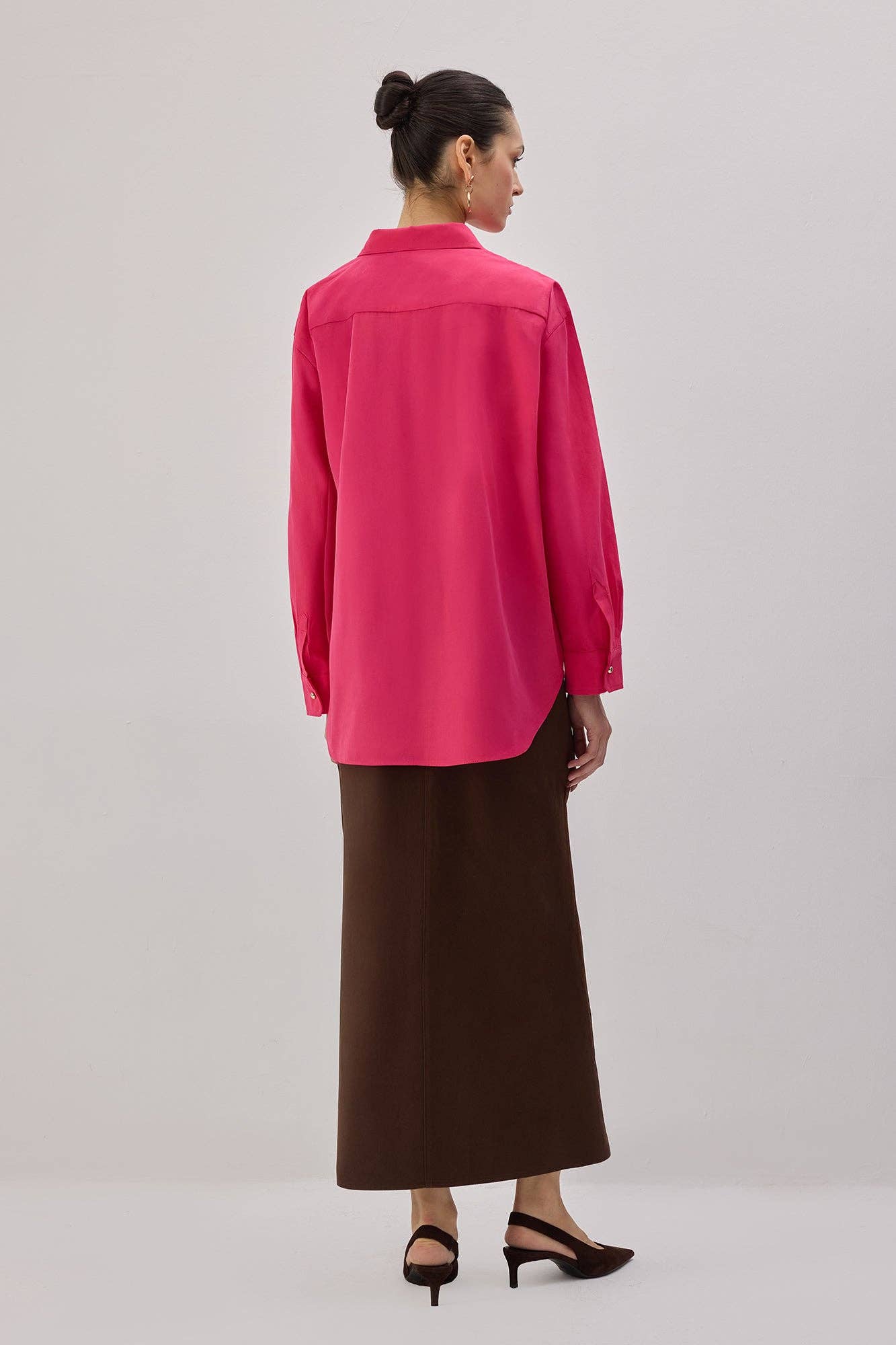 Camicia in popeline fucsia con accessori in metallo