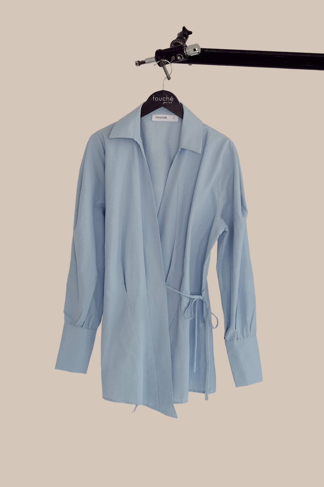 Camicia avvolgente in popeline con fiocco laterale e cintura asimmetrica
