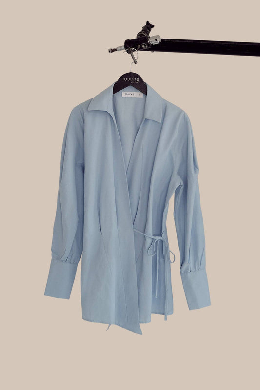 Camicia avvolgente in popeline con fiocco laterale e cintura asimmetrica