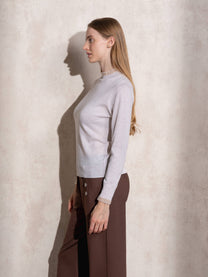 Maglione in maglia con collo alto e volant