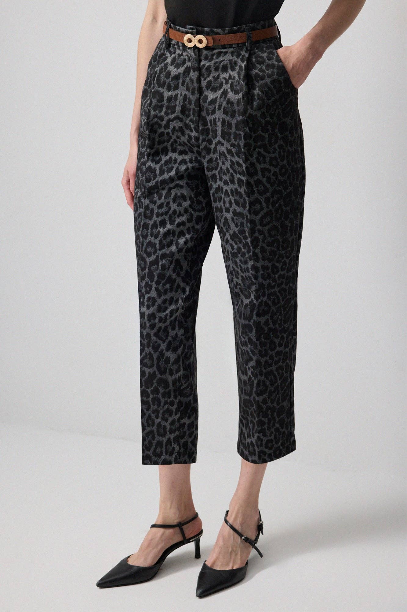 Pantaloni a carota animalier vita alta