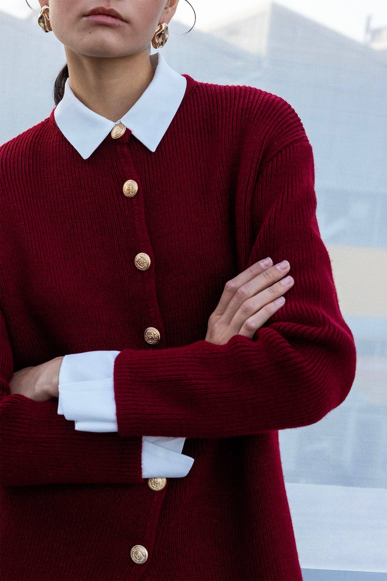 Cardigan lungo bordeaux con bottoni dorati