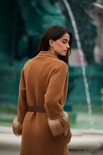 Cappotto lungo in lana con polsini in pelliccia e cintura
