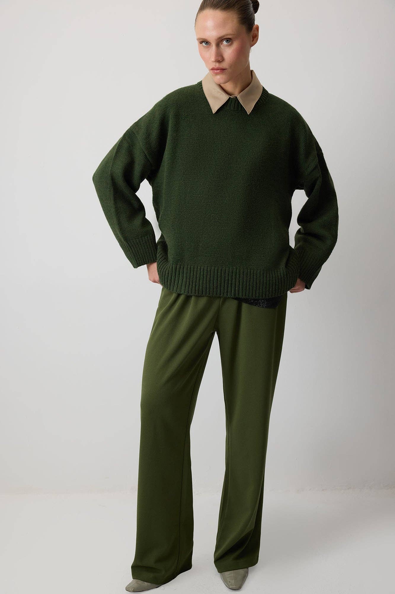 Maglione basic in maglia verde con colletto a contrasto