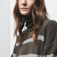 Maglione a righe in maglia con collo alto