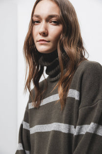 Maglione a righe in maglia con collo alto