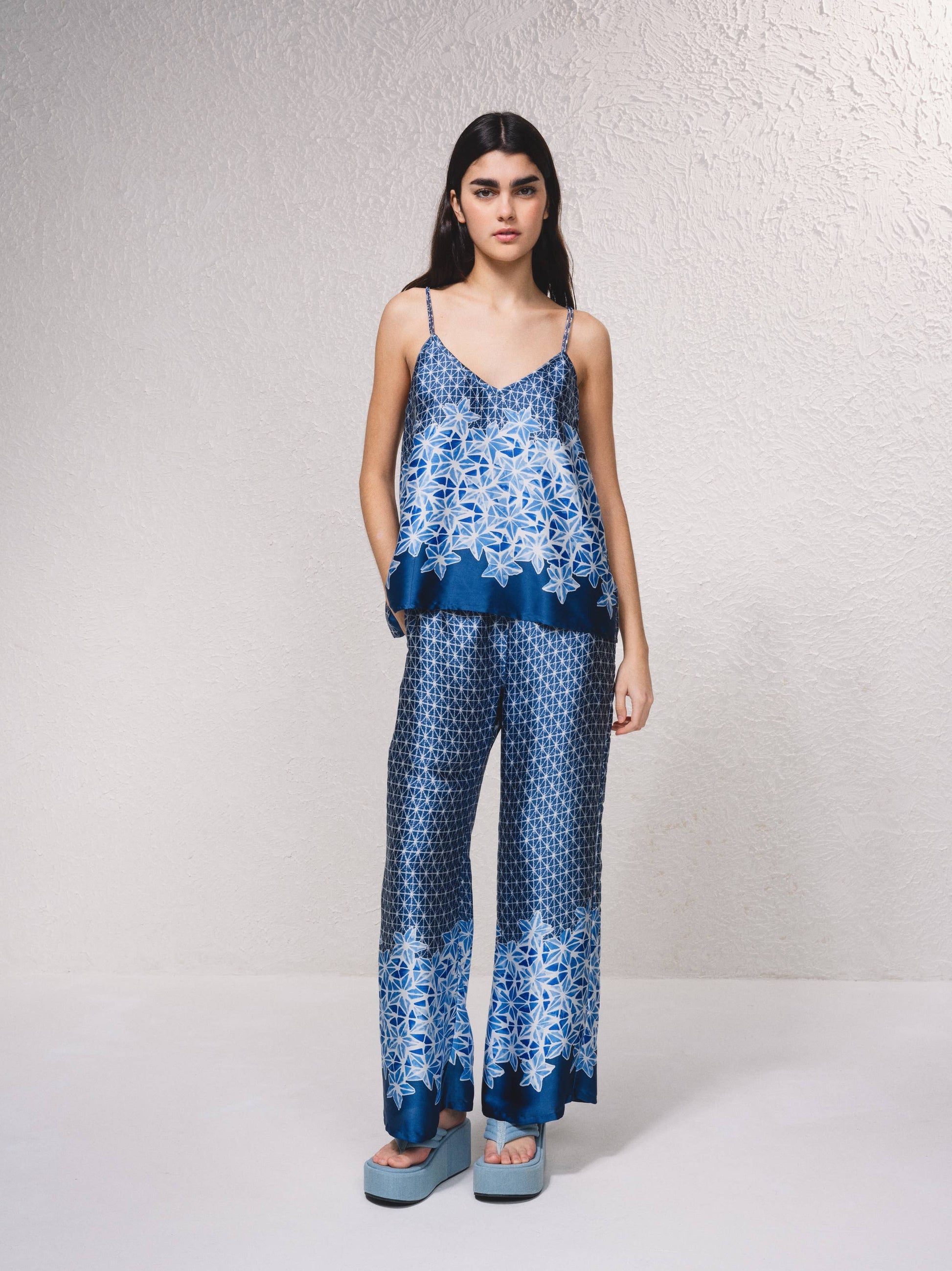 Top in raso stampato blu con spalline sottili