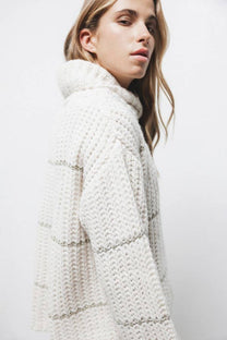 Maglione a righe in maglia con collo arricciato