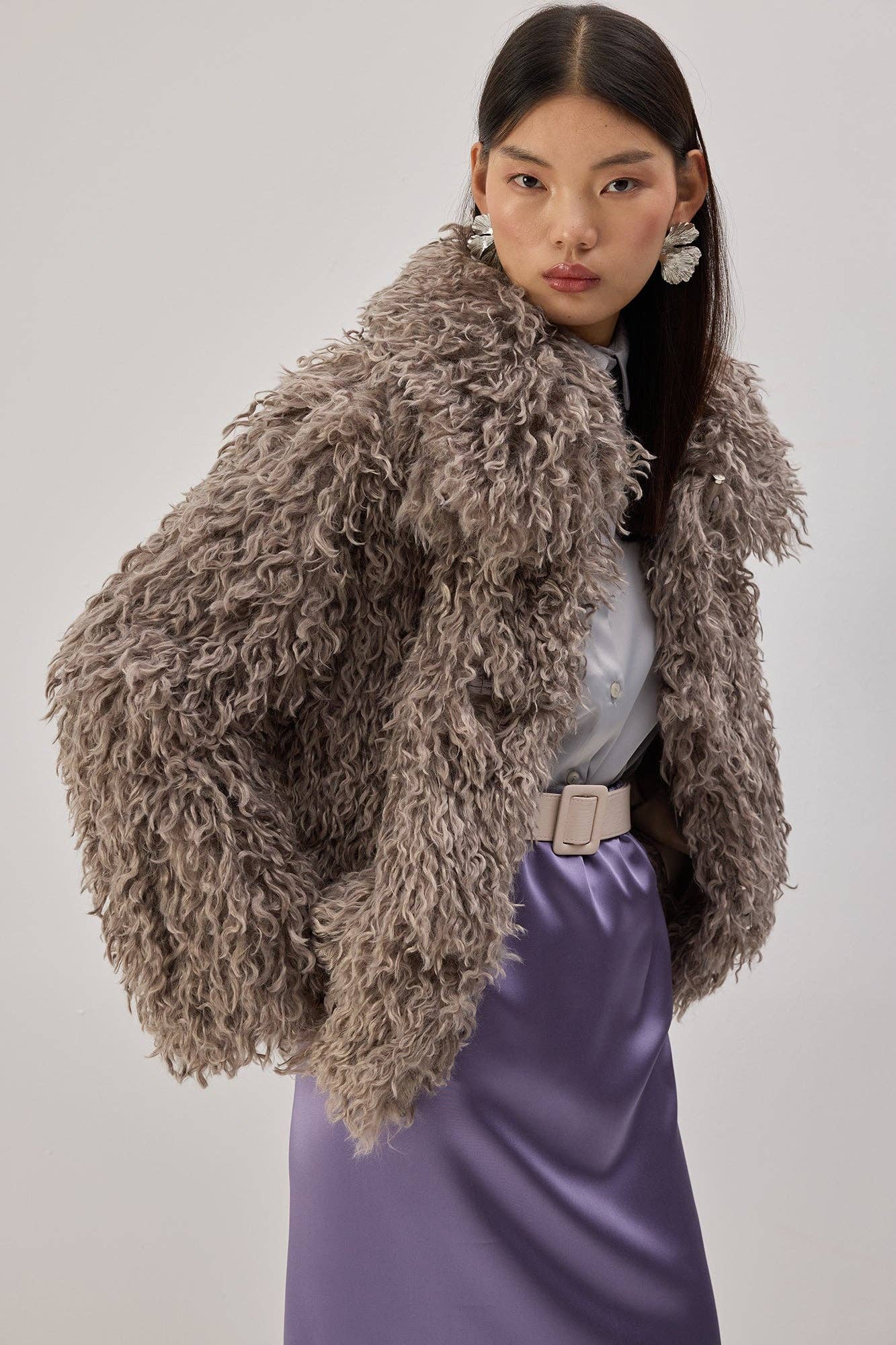 Cappotto in pelliccia sintetica riccia color visone