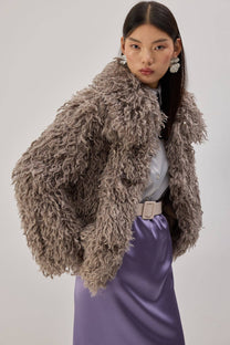 Cappotto in pelliccia sintetica riccia color visone