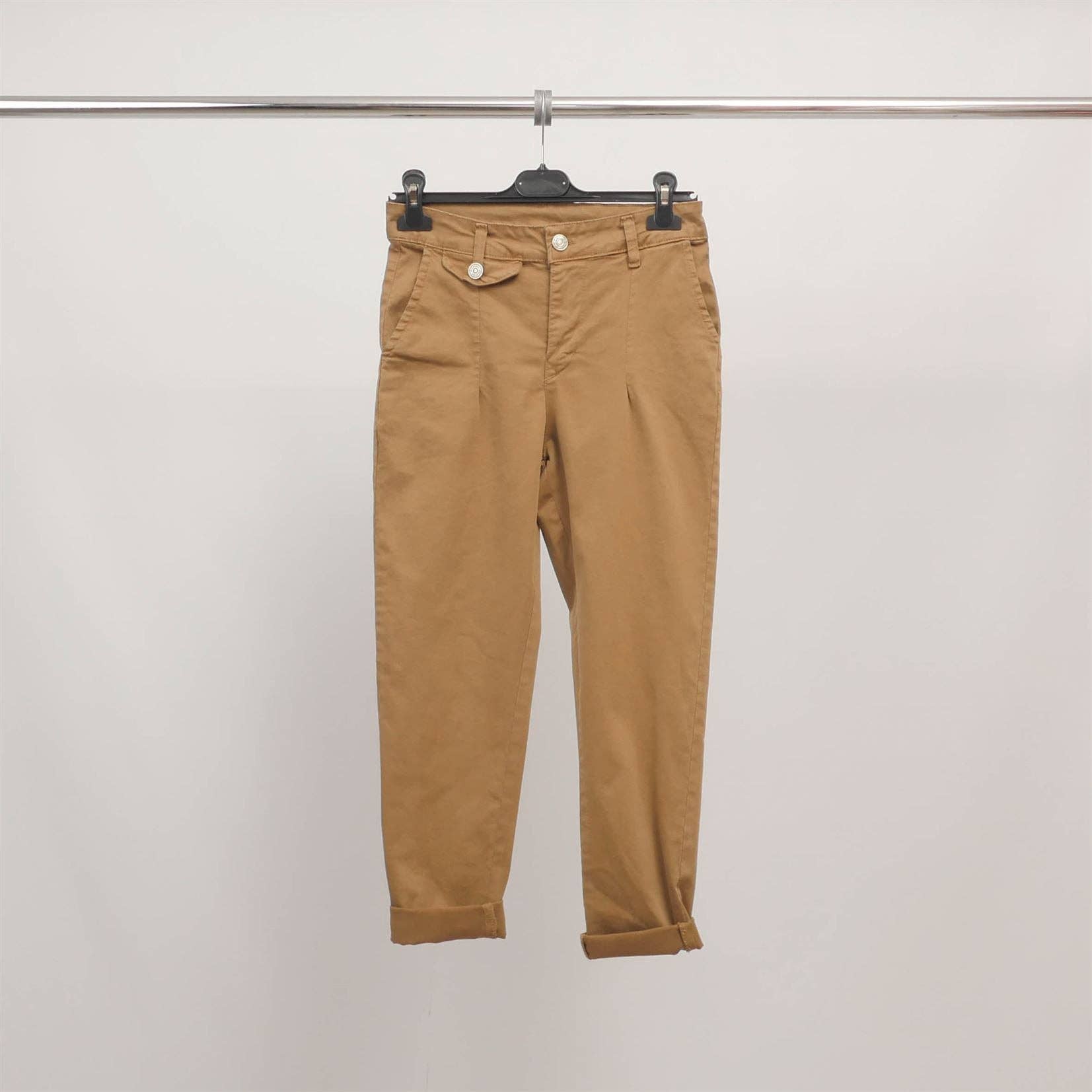 Pantaloni a carota a vita alta con risvolto