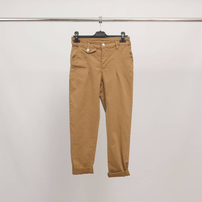 Pantaloni a carota a vita alta con risvolto