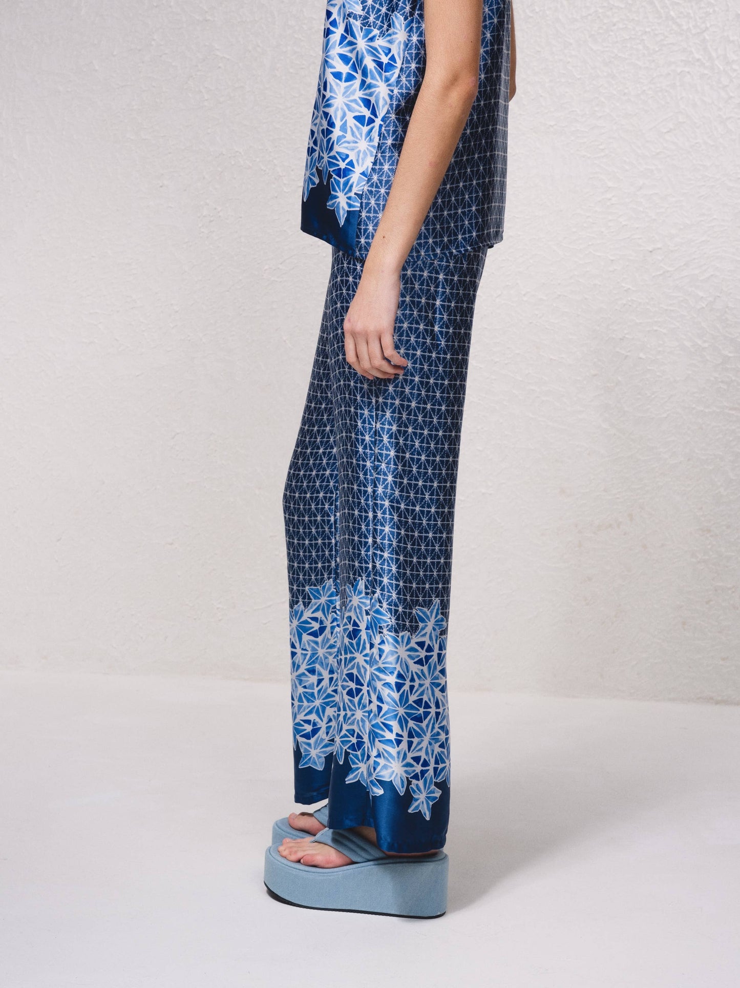 Pantaloni ampi in raso stampato blu