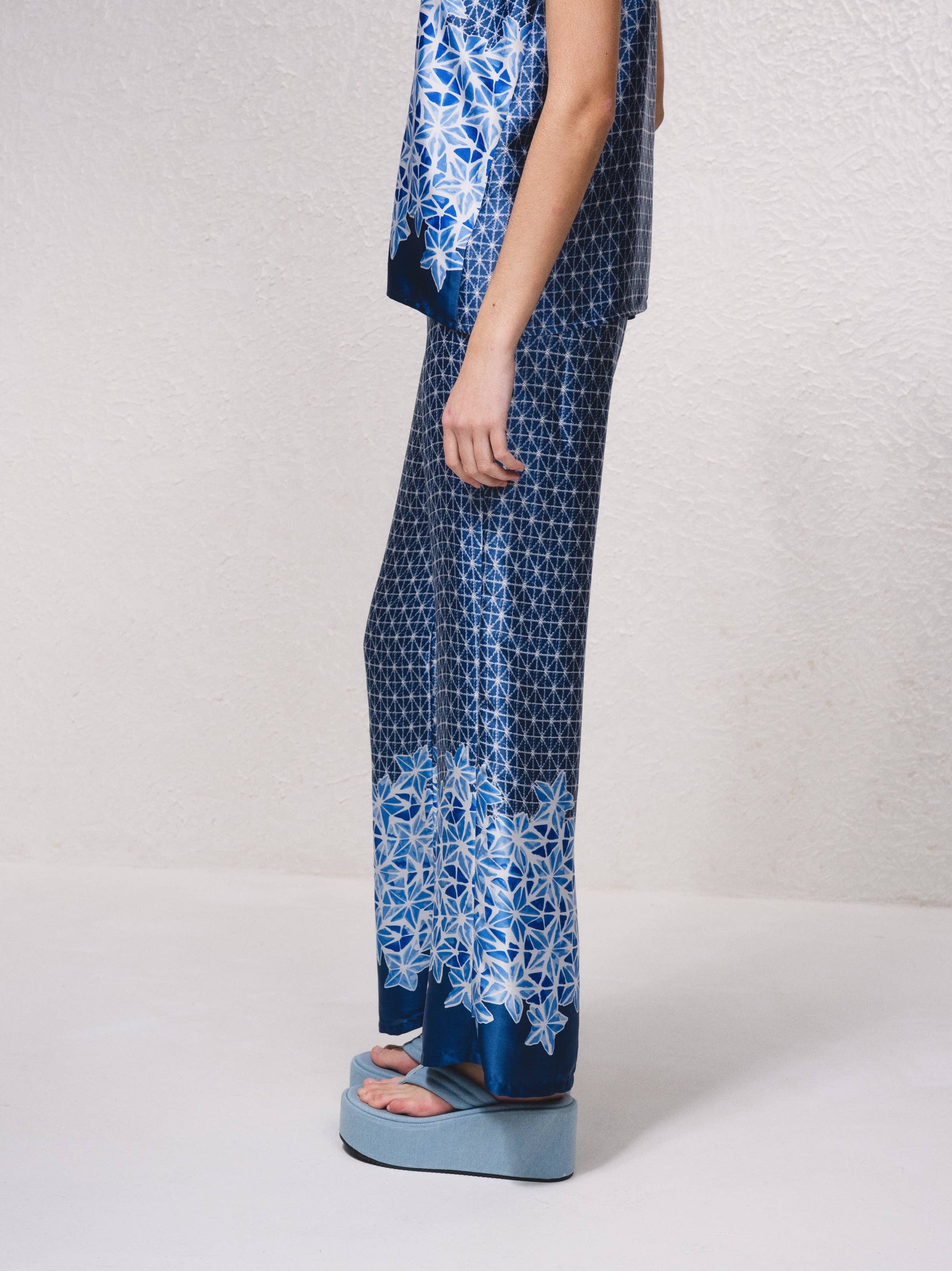 Pantaloni ampi in raso stampato blu
