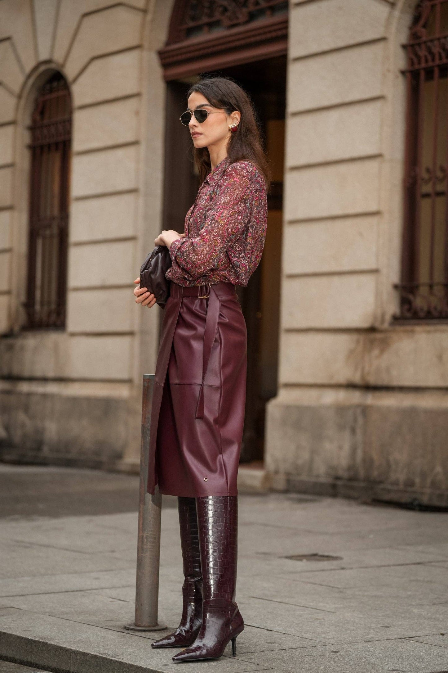 Gonna midi effetto pelle con cintura laterale