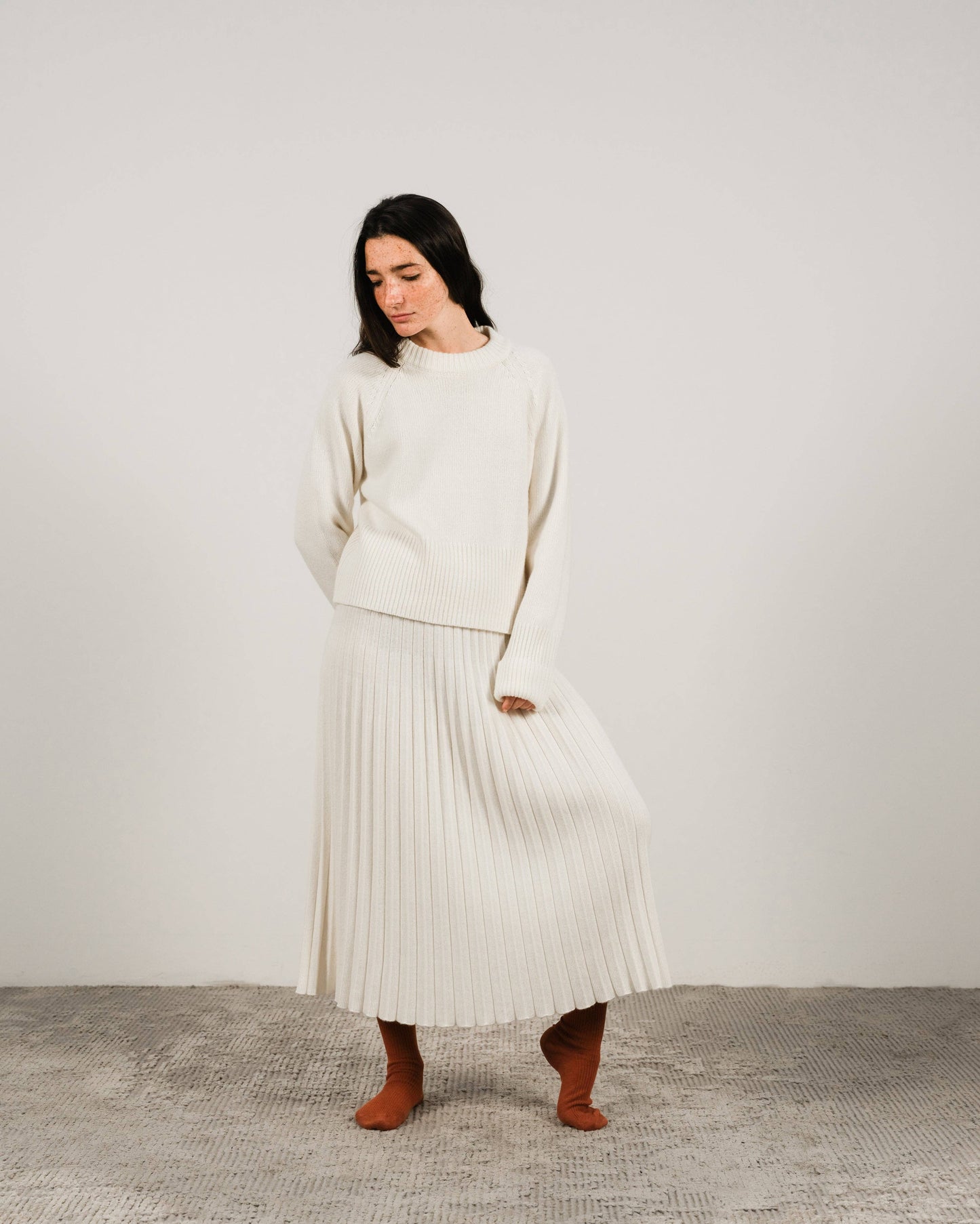 Maglione girocollo in misto cashmere con polsini arrotolati