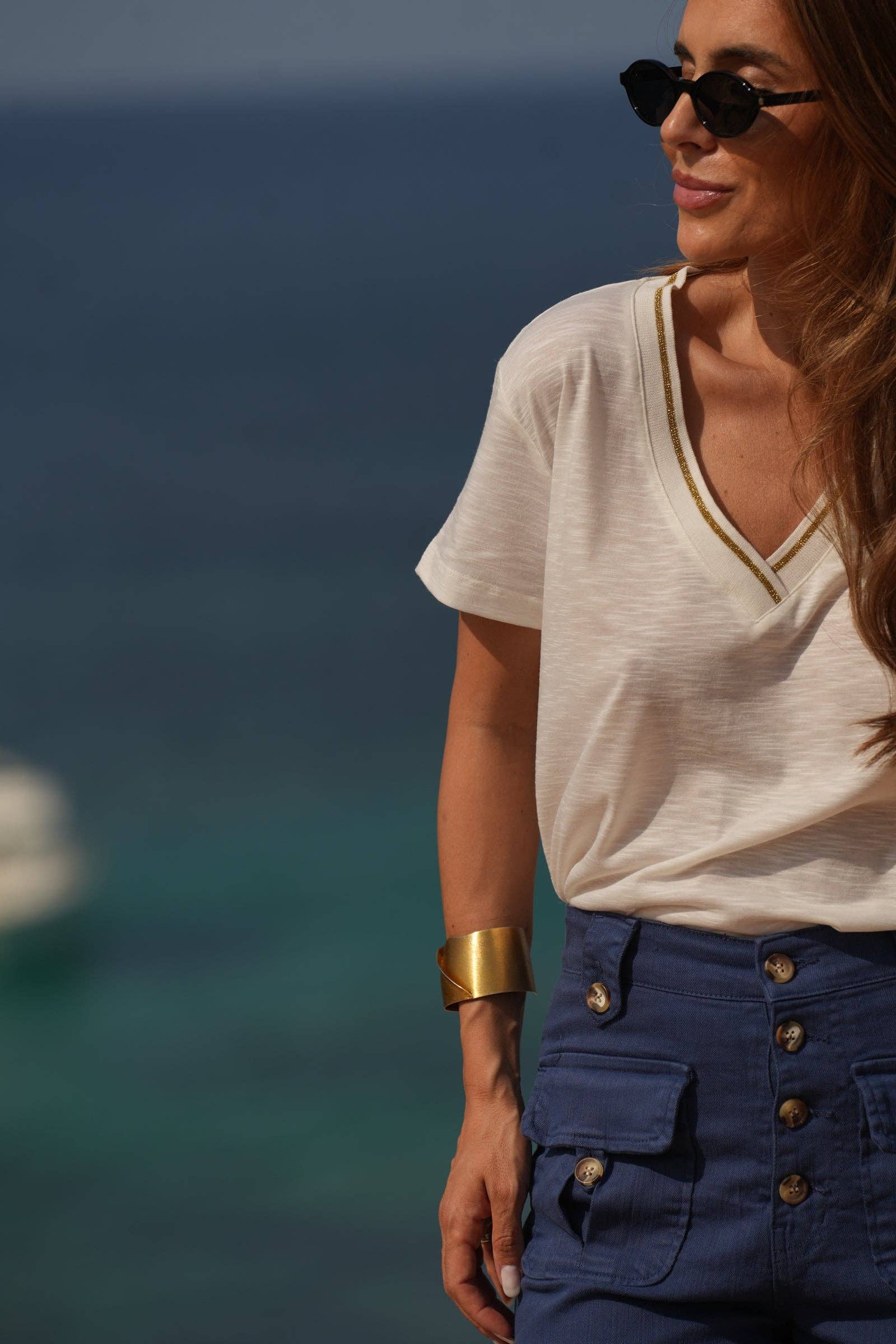 T-shirt con scollo a V effetto lino
