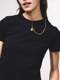 T-shirt basic aderente con catena dorata
