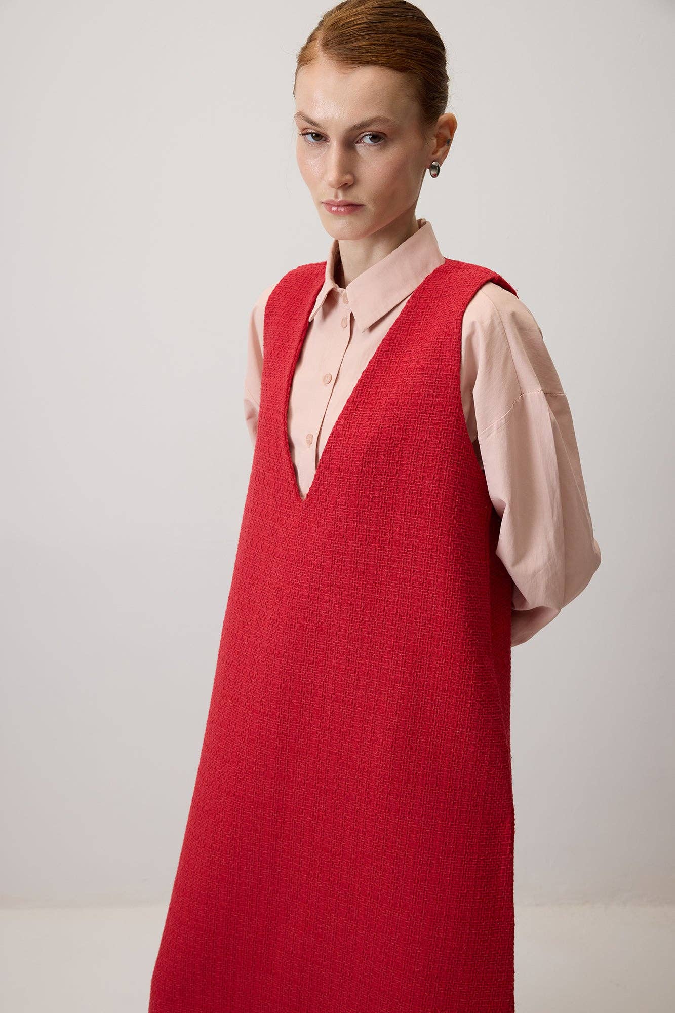 Abito pinafore in tweed con scollo a V rosso