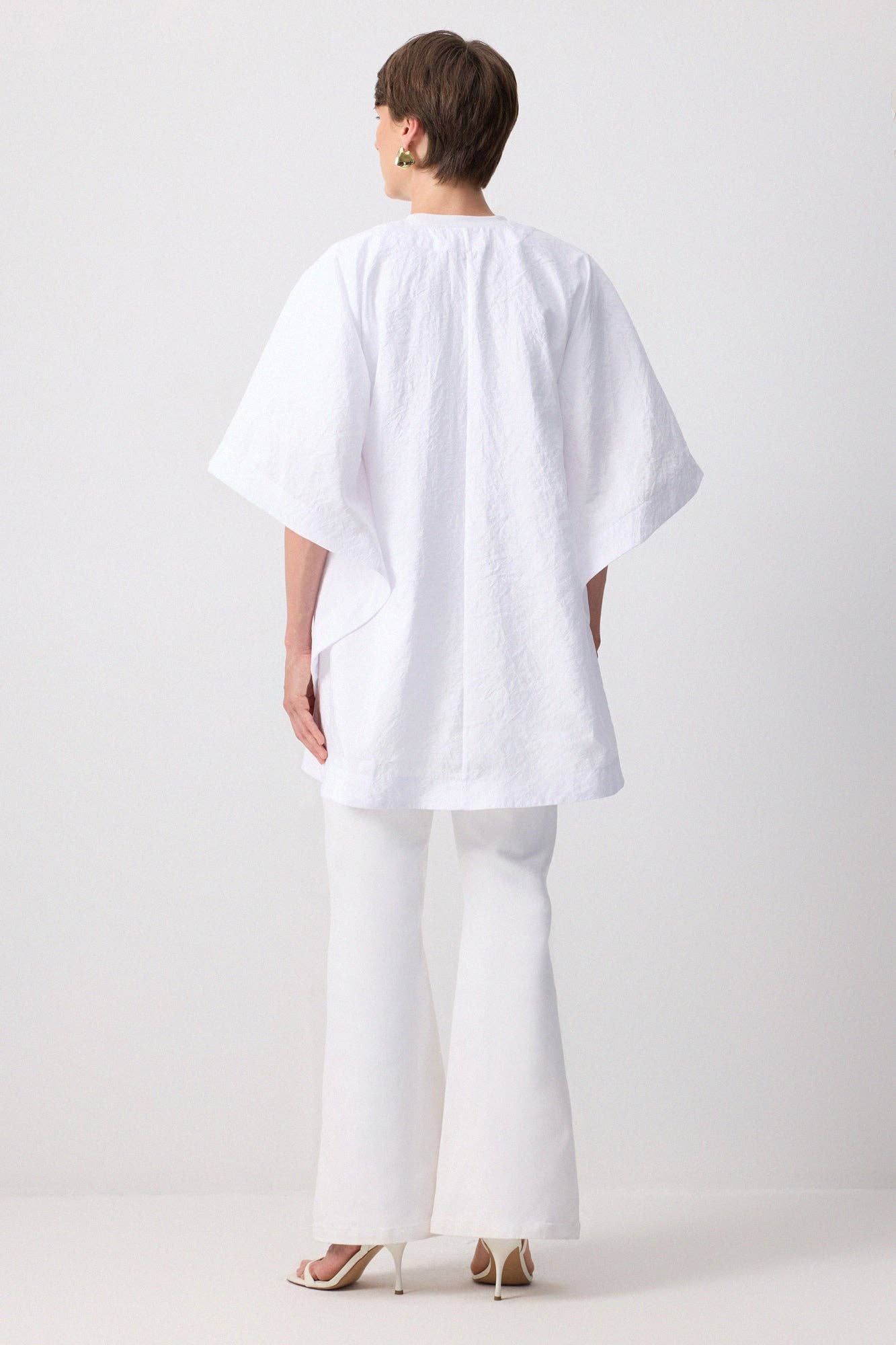 Camicia asimmetrica a mantella con bottoni decorativi