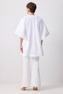 Poncho in cupro bianco con bottoni dorati